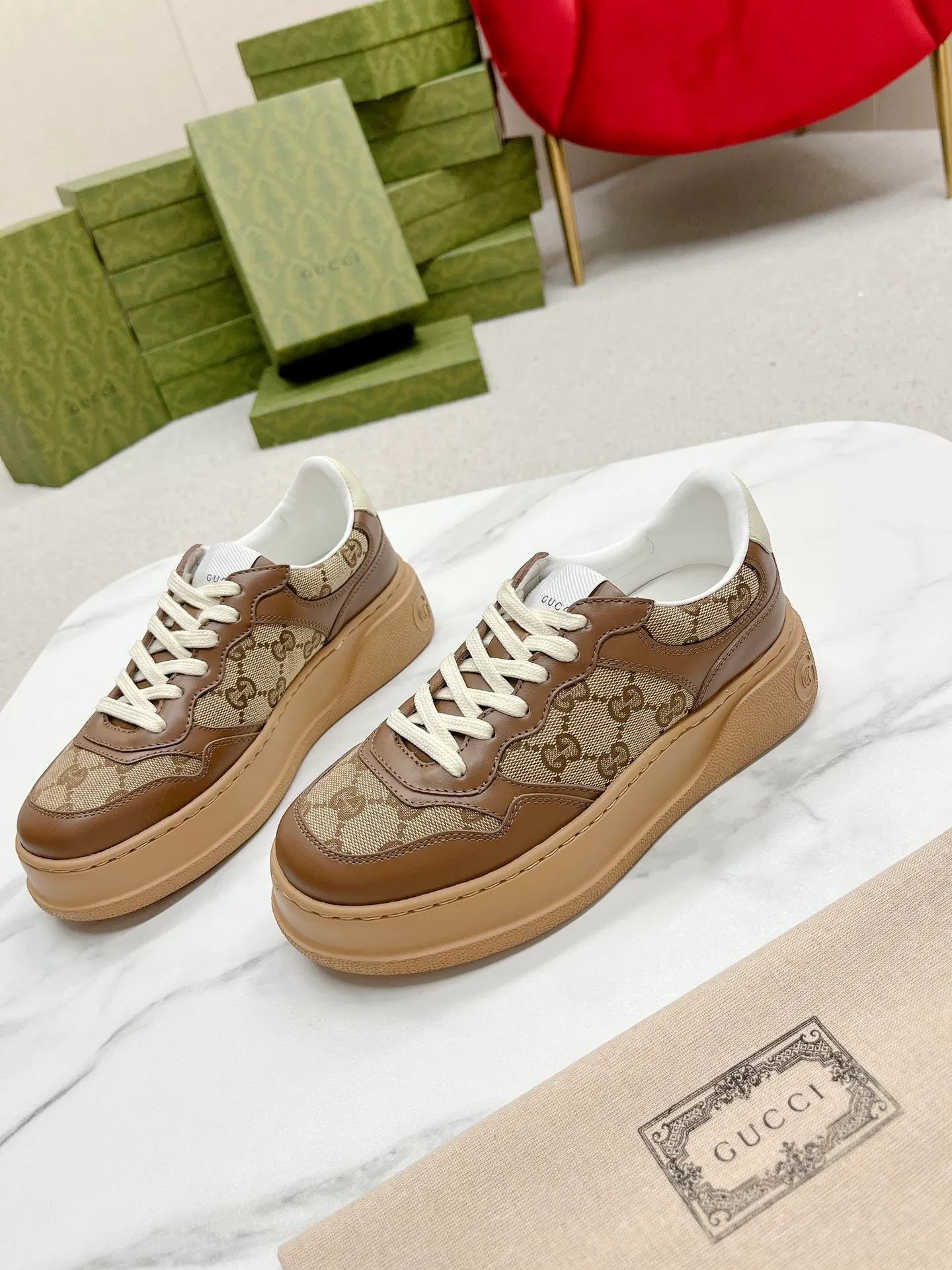 👟👟Ex-factory price 480👟👟 Gucci - the new Chunky B series lightweight soft thick sole sports series! G's couple's white shoes, Gucci counter style, Gucci catwalk style! The style design is light, luxurious and retro...thick sole increases height...similar to an upgraded version of classic white shoes! Original customized cowhide fabric (classic old floral fabric, perforation, embossing process), cowhide lining, original foam lightweight outsole, GG Logo on the heel, 4cm thick sole, classic Gucci webbing... Women's 35-40/Men's 39-44 (full size) Women's 41, Men's 45 are custom-made and non-returnable